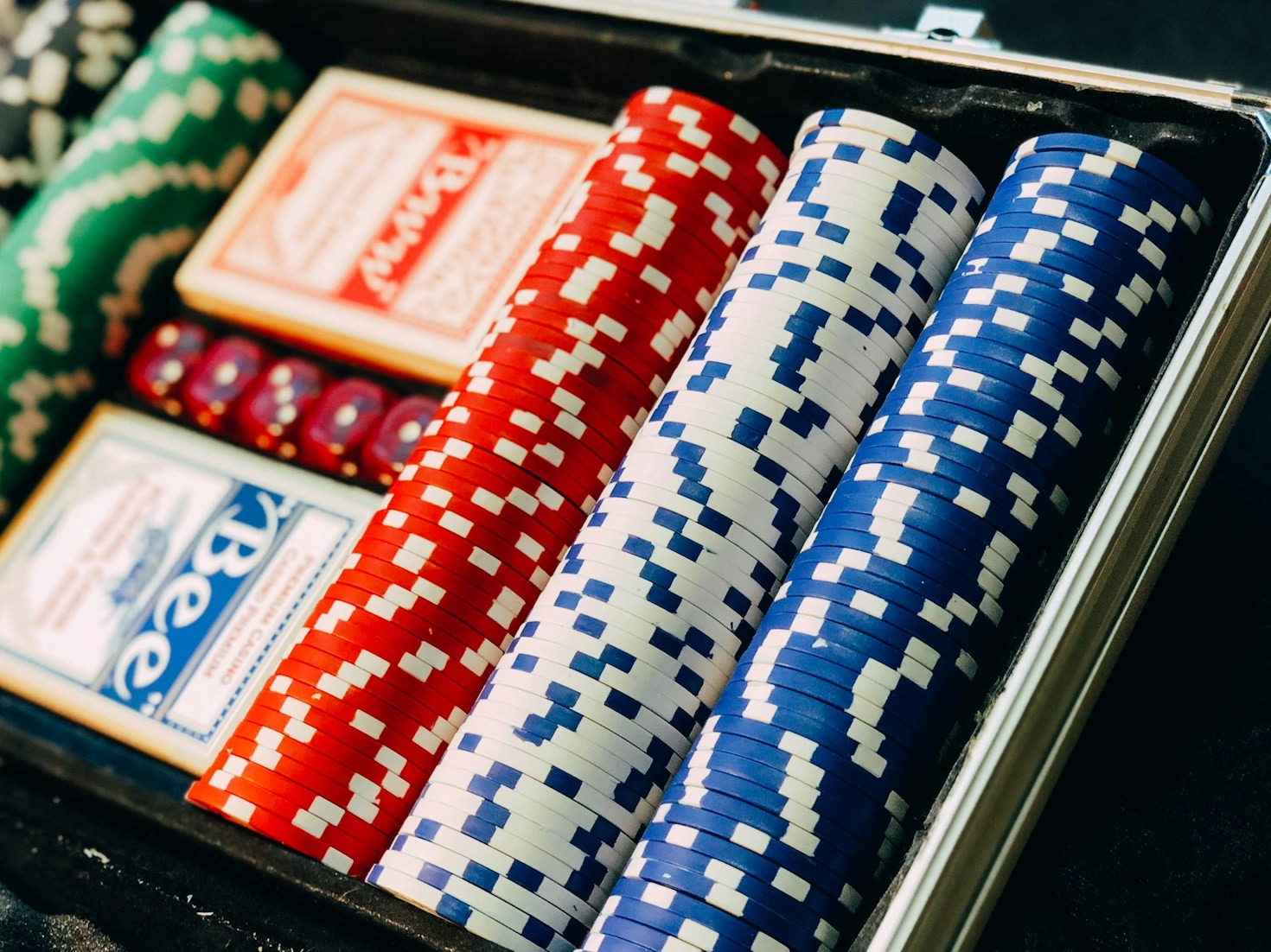 Membangun Persahabatan Melalui Meja Poker